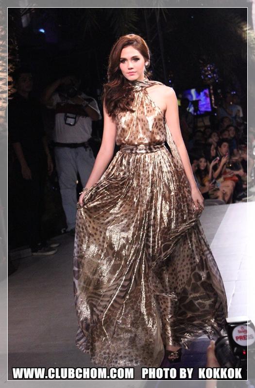 ชมพู่ อารยา สวยสง่ามาดนางพญาในงาน Siam Paragon Fashion Forward