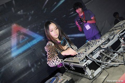DJ Roxy June ดีเจหญิงแนวหน้าของเมืองไทย