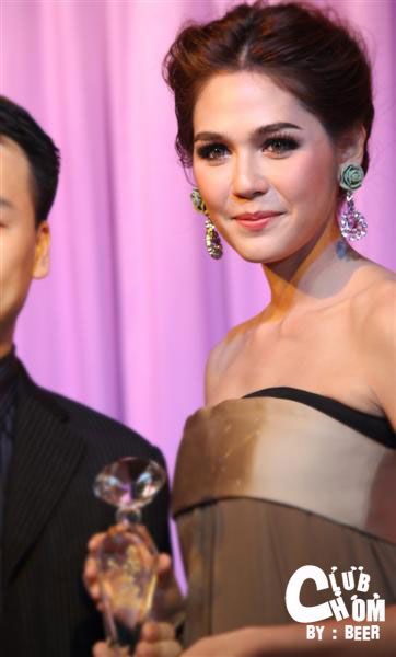 ชมพู่ อารยา รับรางวัลดารานำหญิง จากงานประกาศรางวัลเมขลา
