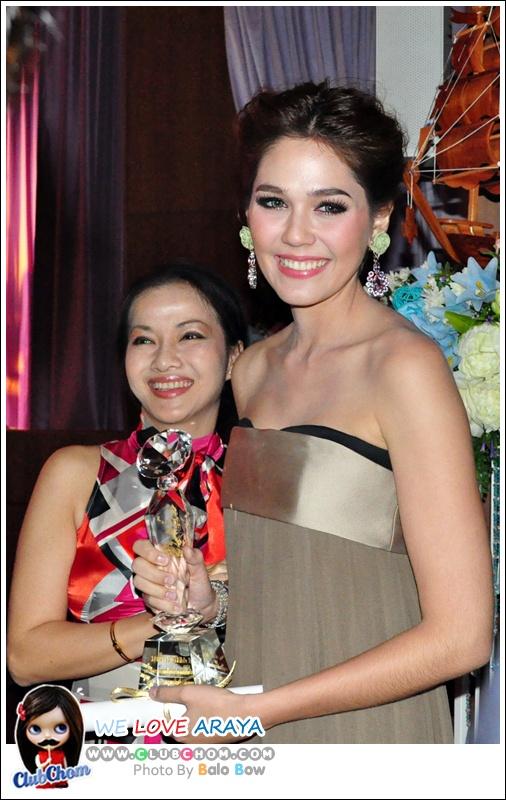 ชมพู่ อารยา รับรางวัลดารานำหญิง จากงานประกาศรางวัลเมขลา