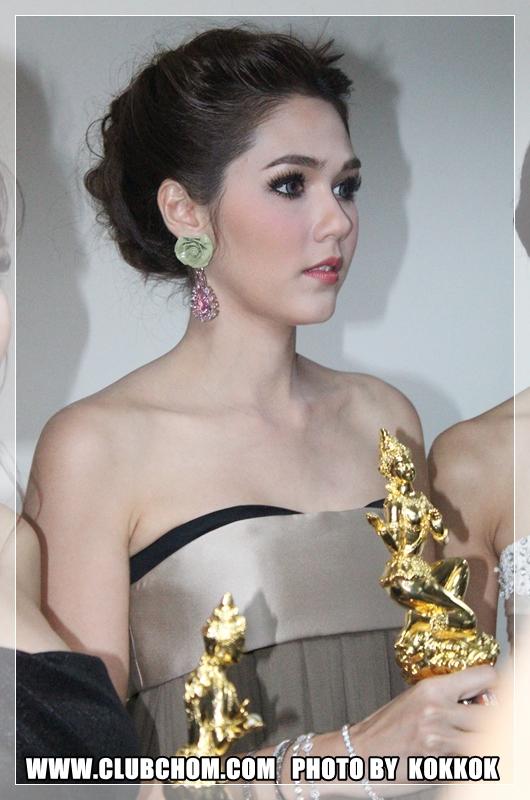 ชมพู่ อารยา รับรางวัลดารานำหญิง จากงานประกาศรางวัลเมขลา