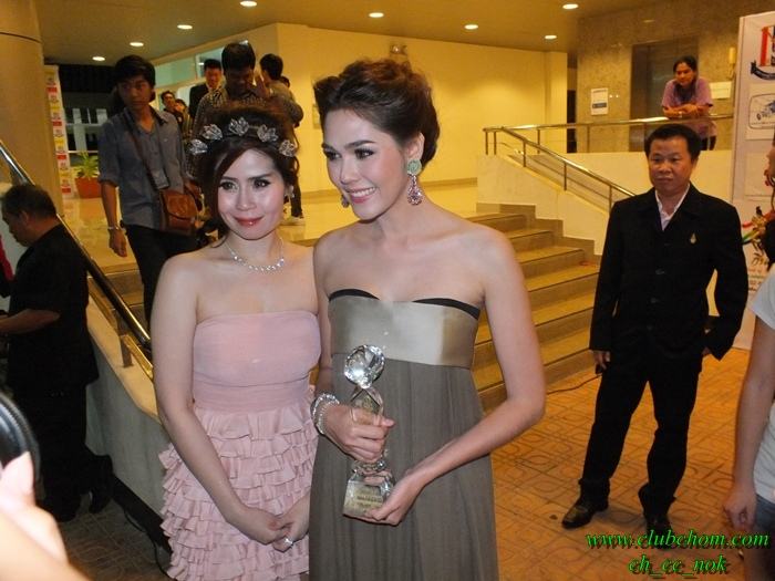 ชมพู่ อารยา รับรางวัลดารานำหญิง จากงานประกาศรางวัลเมขลา