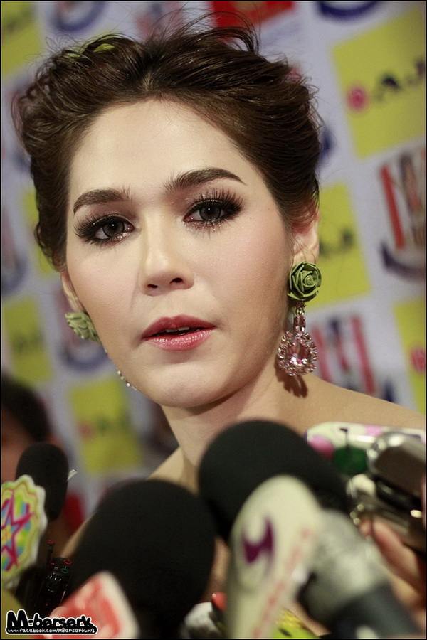 ชมพู่ อารยา รับรางวัลดารานำหญิง จากงานประกาศรางวัลเมขลา