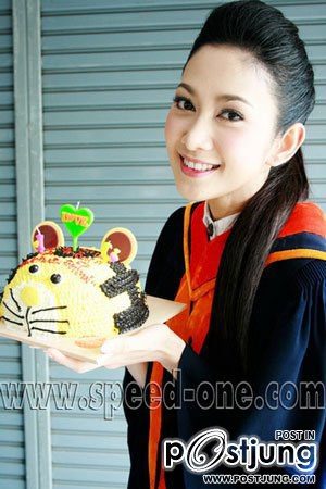 ยุ้ย จีรนันท์รับปริญญาปี2552สวยมากจริงๆ