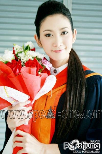 ยุ้ย จีรนันท์รับปริญญาปี2552สวยมากจริงๆ