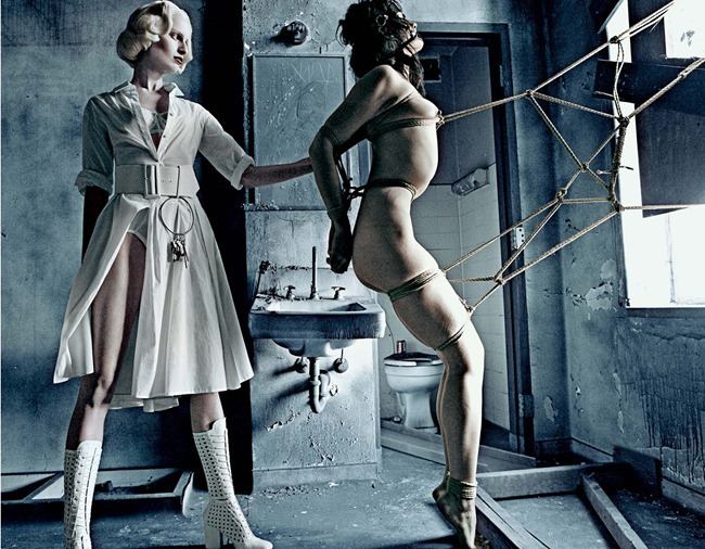 สงสารนางแบบชุดนี้จังINTERVIEW MAGAZINE: KAROLINA KURKOVA & CRYSTAL RENN IN "INSTITUTE WHITE" BY PHOTOGRAPHE
