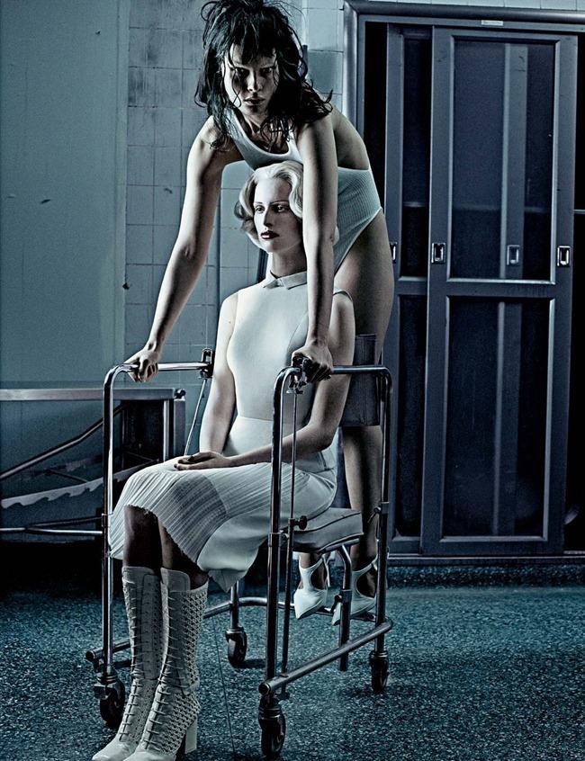 สงสารนางแบบชุดนี้จังINTERVIEW MAGAZINE: KAROLINA KURKOVA & CRYSTAL RENN IN "INSTITUTE WHITE" BY PHOTOGRAPHE
