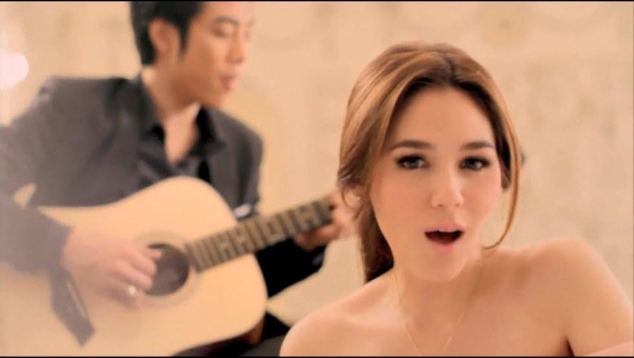 มาแล้ว!!!  MV  Soft touch with your love - ชมพู่ อารยา  feat. ETC