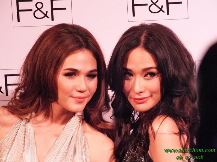 ชมพู่ อารยา และ พลอย เฌอมาลย์ เดินแบบด้วยกัน