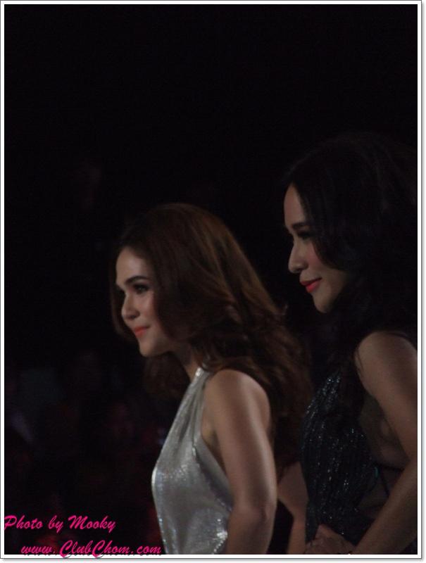 ชมพู่ อารยา และ พลอย เฌอมาลย์ เดินแบบด้วยกัน