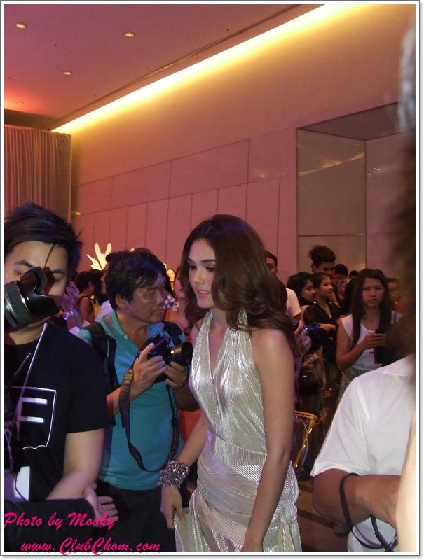 ชมพู่ อารยา และ พลอย เฌอมาลย์ เดินแบบด้วยกัน