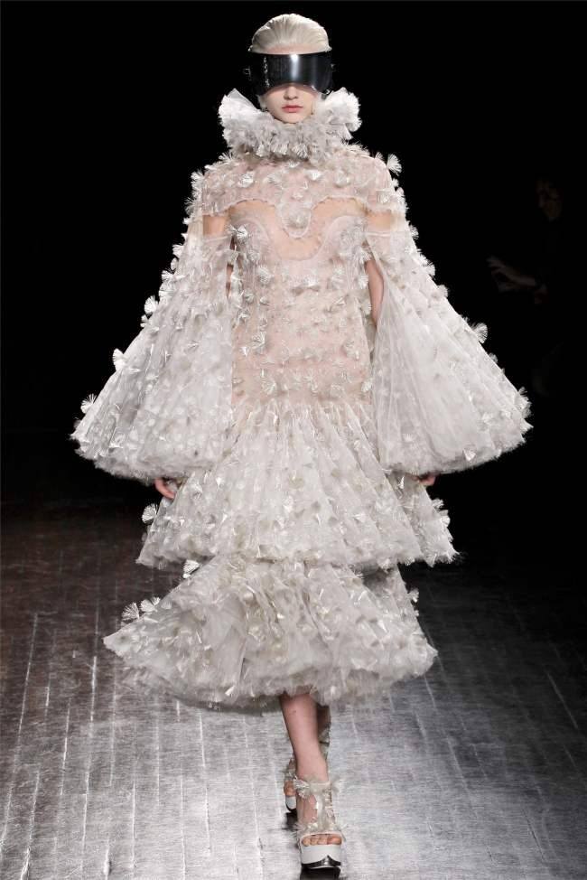 PARIS FASHION WEEK: ALEXANDER MCQUEEN FALL 2012