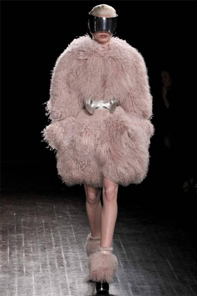 PARIS FASHION WEEK: ALEXANDER MCQUEEN FALL 2012