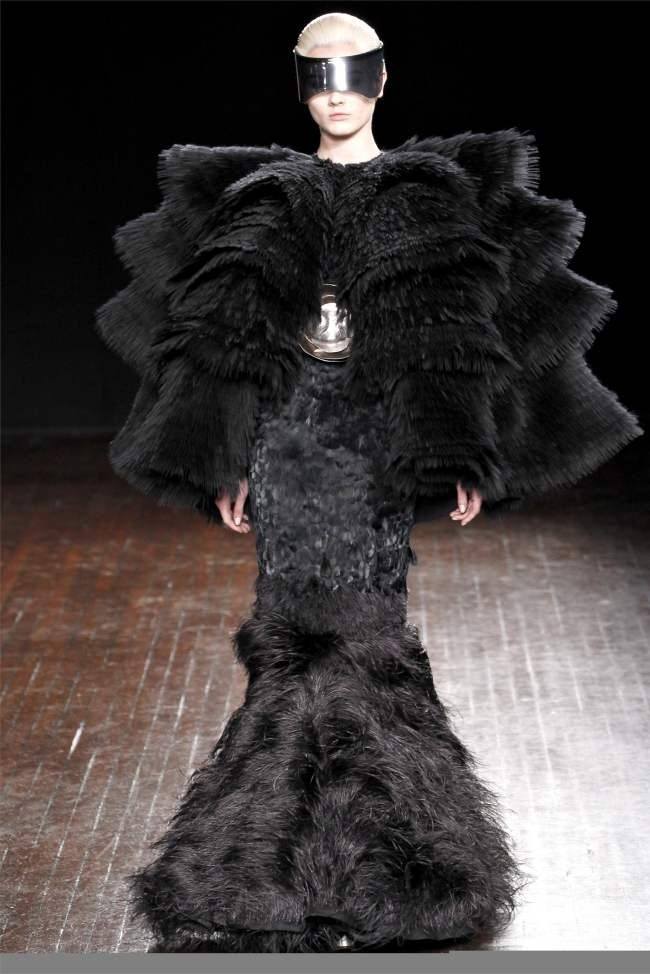 PARIS FASHION WEEK: ALEXANDER MCQUEEN FALL 2012