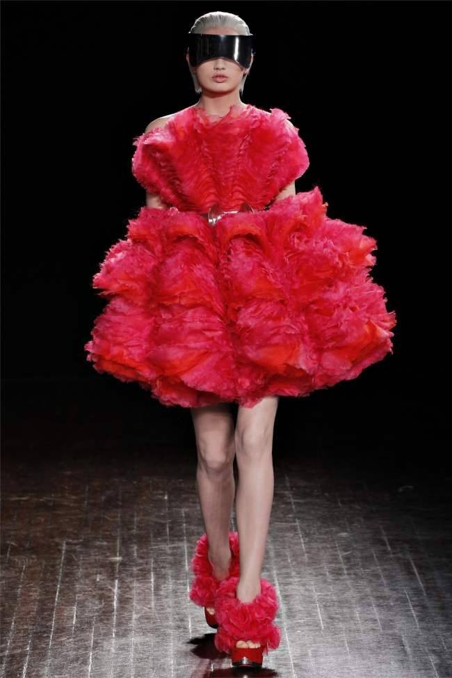 PARIS FASHION WEEK: ALEXANDER MCQUEEN FALL 2012