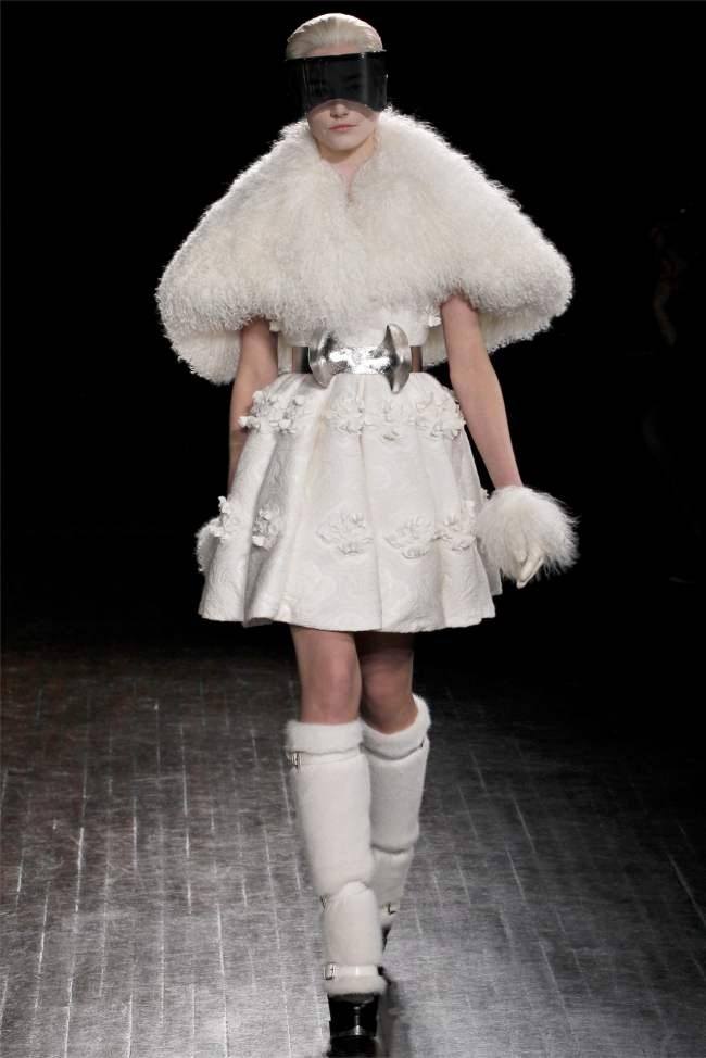 PARIS FASHION WEEK: ALEXANDER MCQUEEN FALL 2012