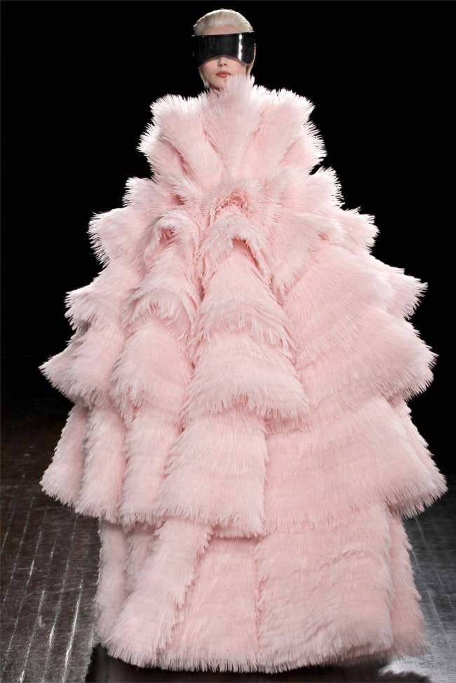 PARIS FASHION WEEK: ALEXANDER MCQUEEN FALL 2012
