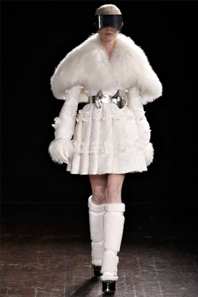 PARIS FASHION WEEK: ALEXANDER MCQUEEN FALL 2012