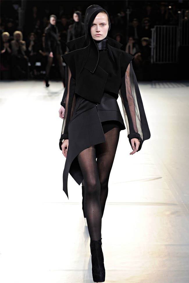 PARIS FASHION WEEK: MUGLER FALL 2012