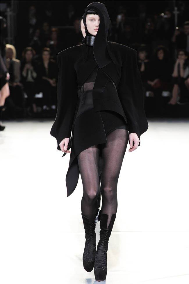 PARIS FASHION WEEK: MUGLER FALL 2012