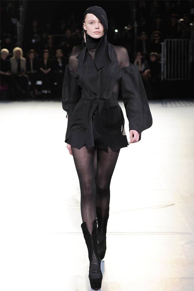 PARIS FASHION WEEK: MUGLER FALL 2012
