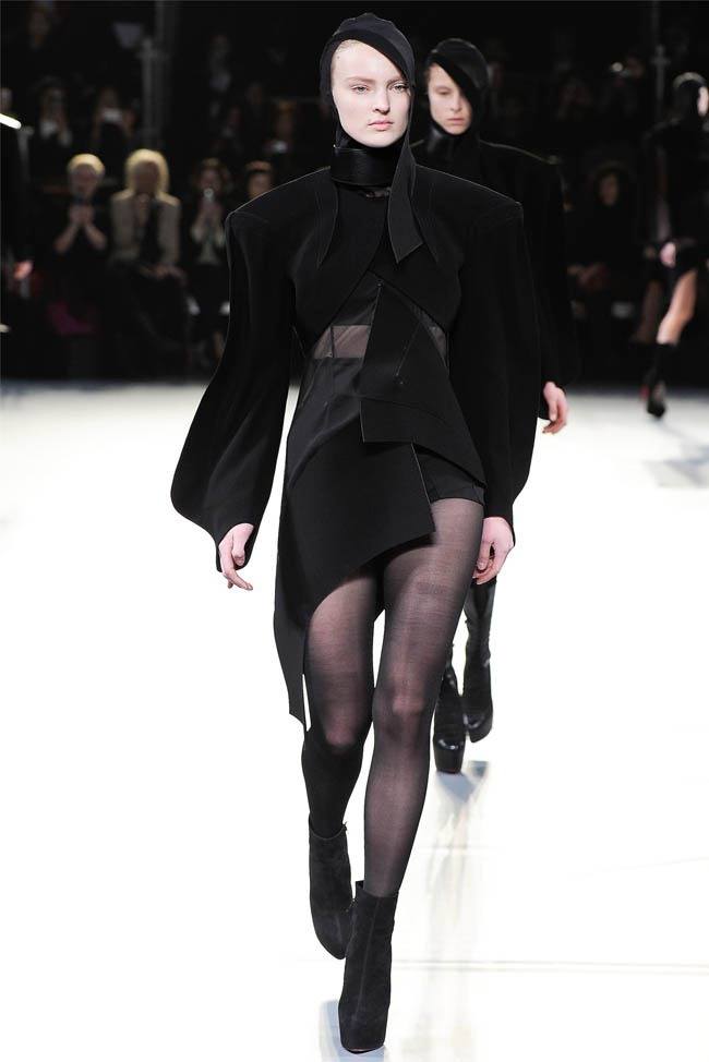 PARIS FASHION WEEK: MUGLER FALL 2012
