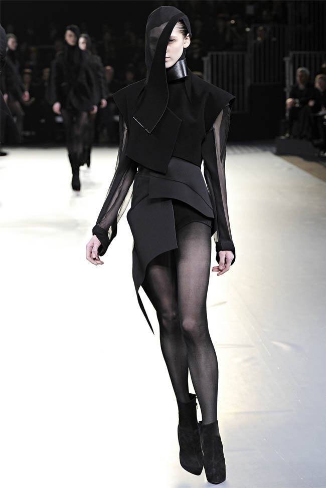 PARIS FASHION WEEK: MUGLER FALL 2012