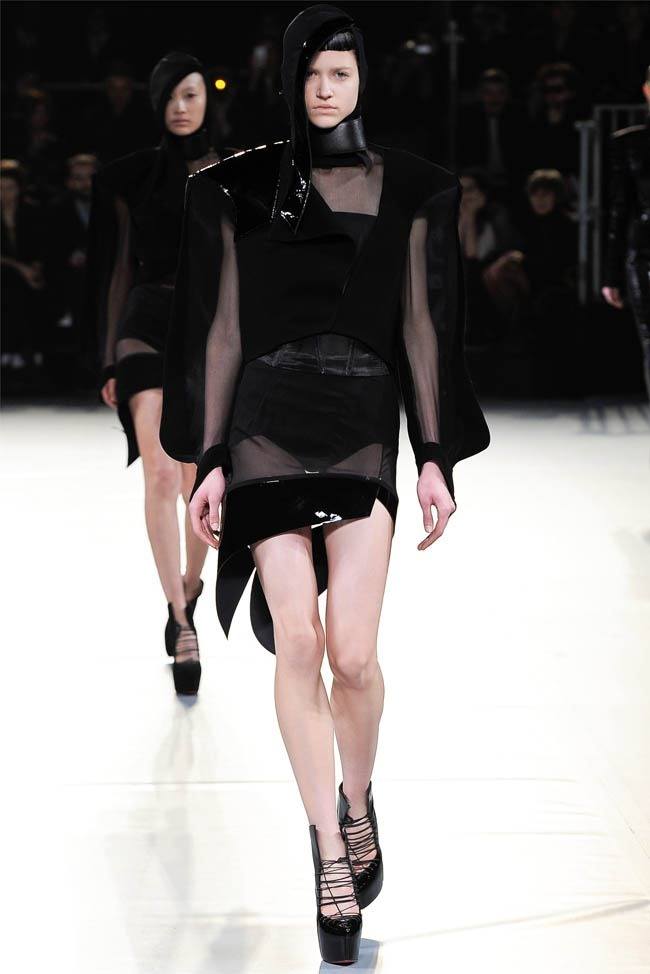 PARIS FASHION WEEK: MUGLER FALL 2012