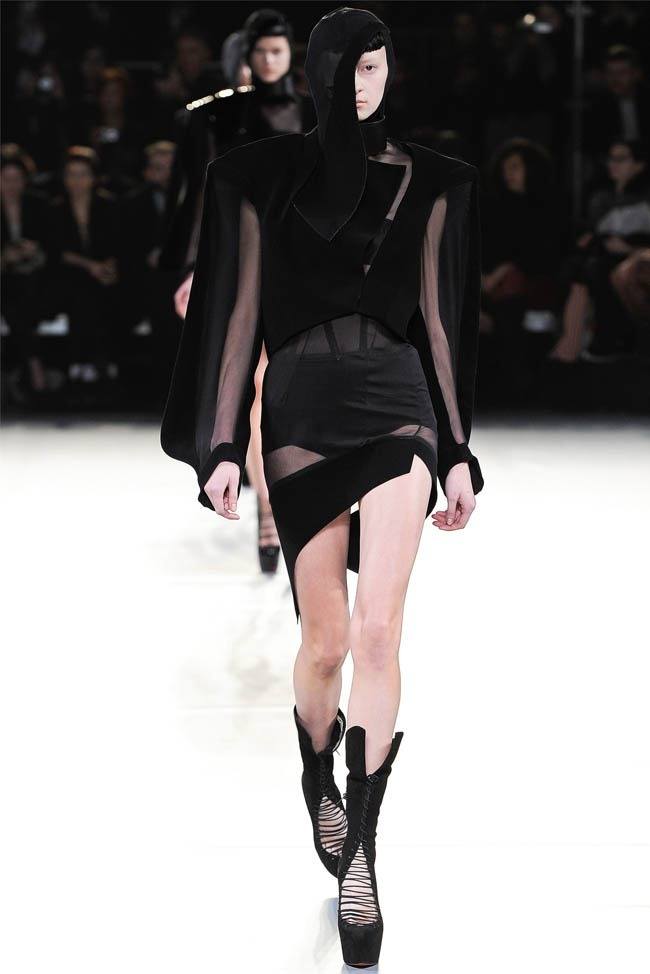 PARIS FASHION WEEK: MUGLER FALL 2012