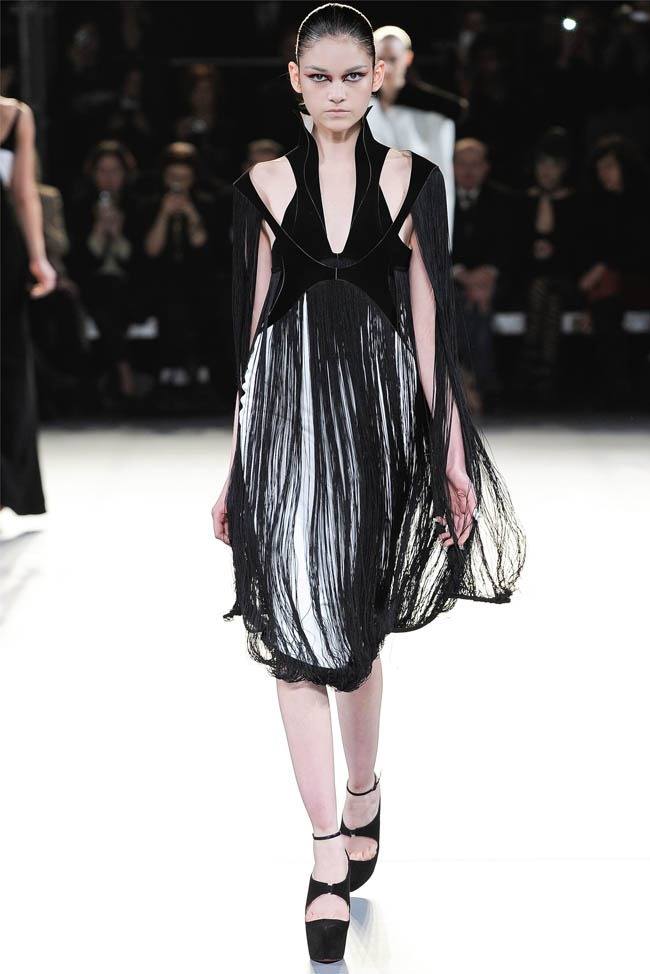 PARIS FASHION WEEK: MUGLER FALL 2012