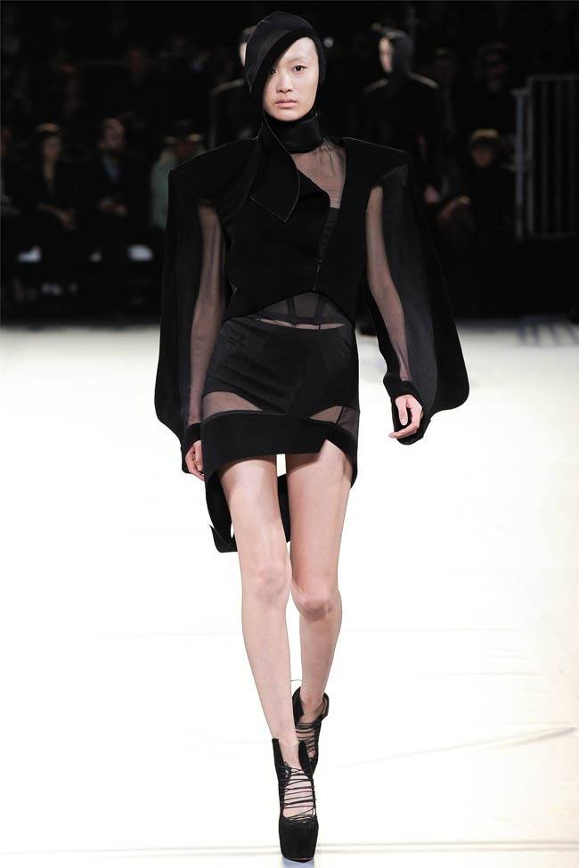 PARIS FASHION WEEK: MUGLER FALL 2012