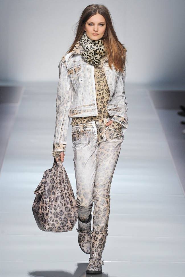 MILAN FASHION WEEK: BLUMARINE FALL 2012