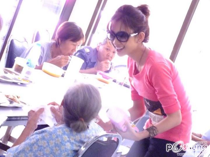 ยุ้ยจีรนันท์เลี้ยงข้าวทำกิจกรรมบ้านพักคนชรา