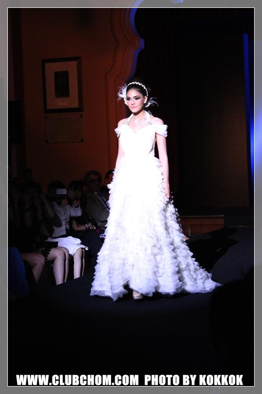 ชมพู่ อารยา เดินแบบในงาน Evita Peroni Autumn 2012 Fashion Show