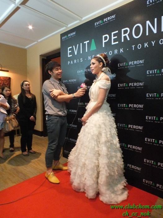 ชมพู่ อารยา  ในงาน  Evita Peroni Autumn 2012 Fashion Show