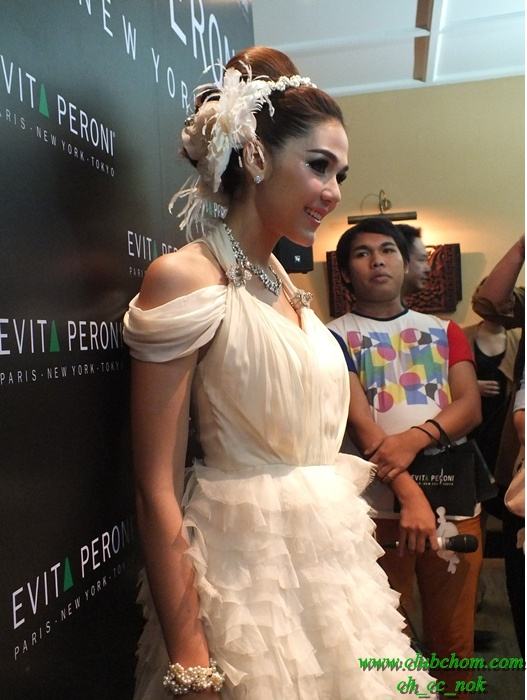 ชมพู่ อารยา  ในงาน  Evita Peroni Autumn 2012 Fashion Show