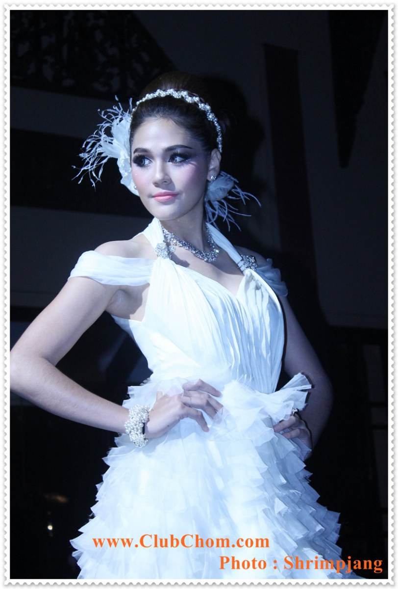 ชมพู่ อารยา  ในงาน  Evita Peroni Autumn 2012 Fashion Show