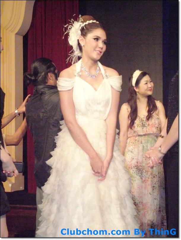 ชมพู่ อารยา  ในงาน  Evita Peroni Autumn 2012 Fashion Show