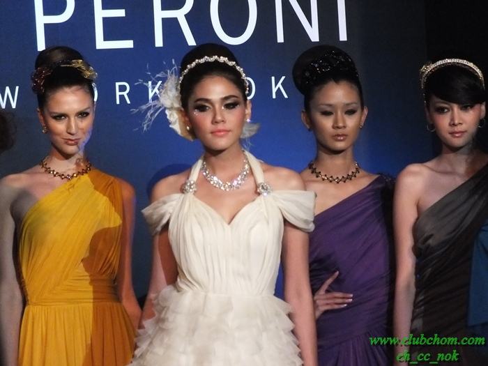 ชมพู่ อารยา  ในงาน  Evita Peroni Autumn 2012 Fashion Show
