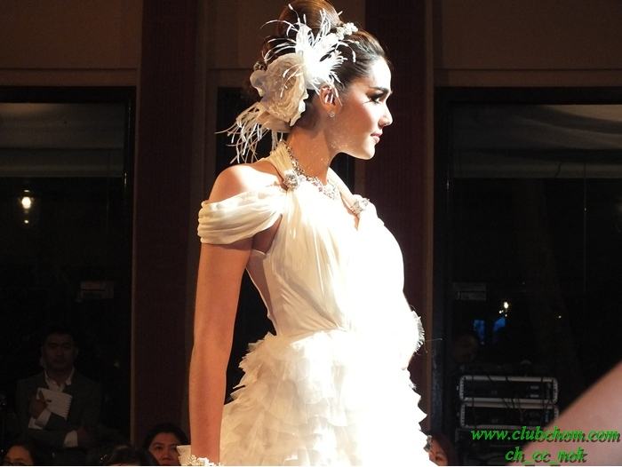 ชมพู่ อารยา  ในงาน  Evita Peroni Autumn 2012 Fashion Show