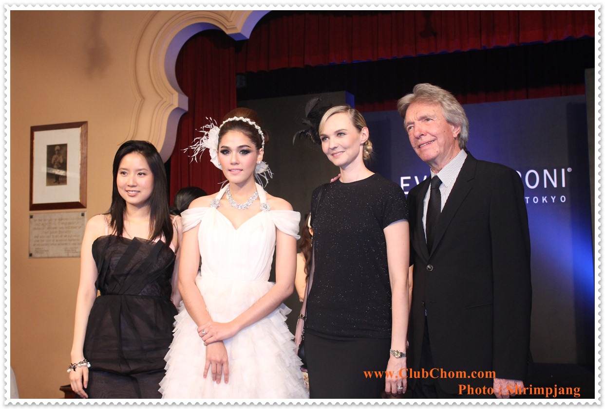 ชมพู่ อารยา  ในงาน  Evita Peroni Autumn 2012 Fashion Show