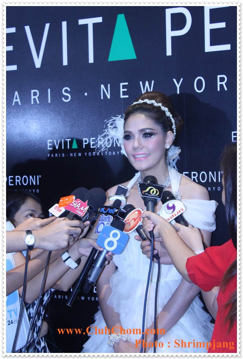 ชมพู่ อารยา  ในงาน  Evita Peroni Autumn 2012 Fashion Show