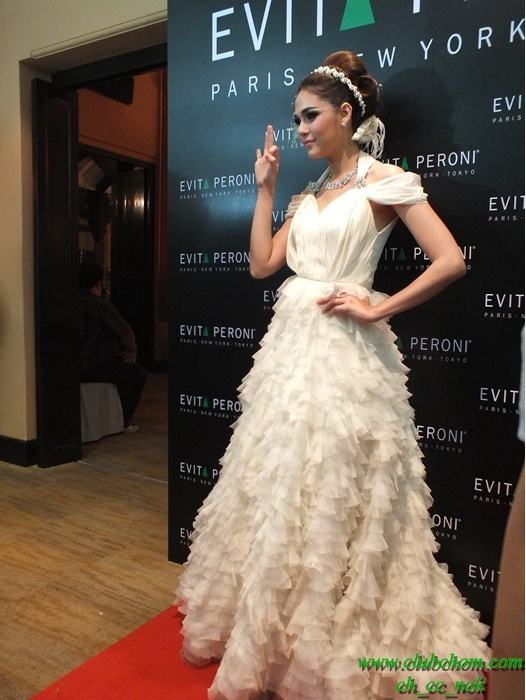 ชมพู่ อารยา  ในงาน  Evita Peroni Autumn 2012 Fashion Show