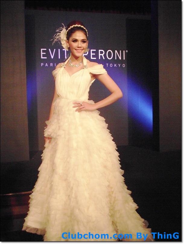 ชมพู่ อารยา  ในงาน  Evita Peroni Autumn 2012 Fashion Show