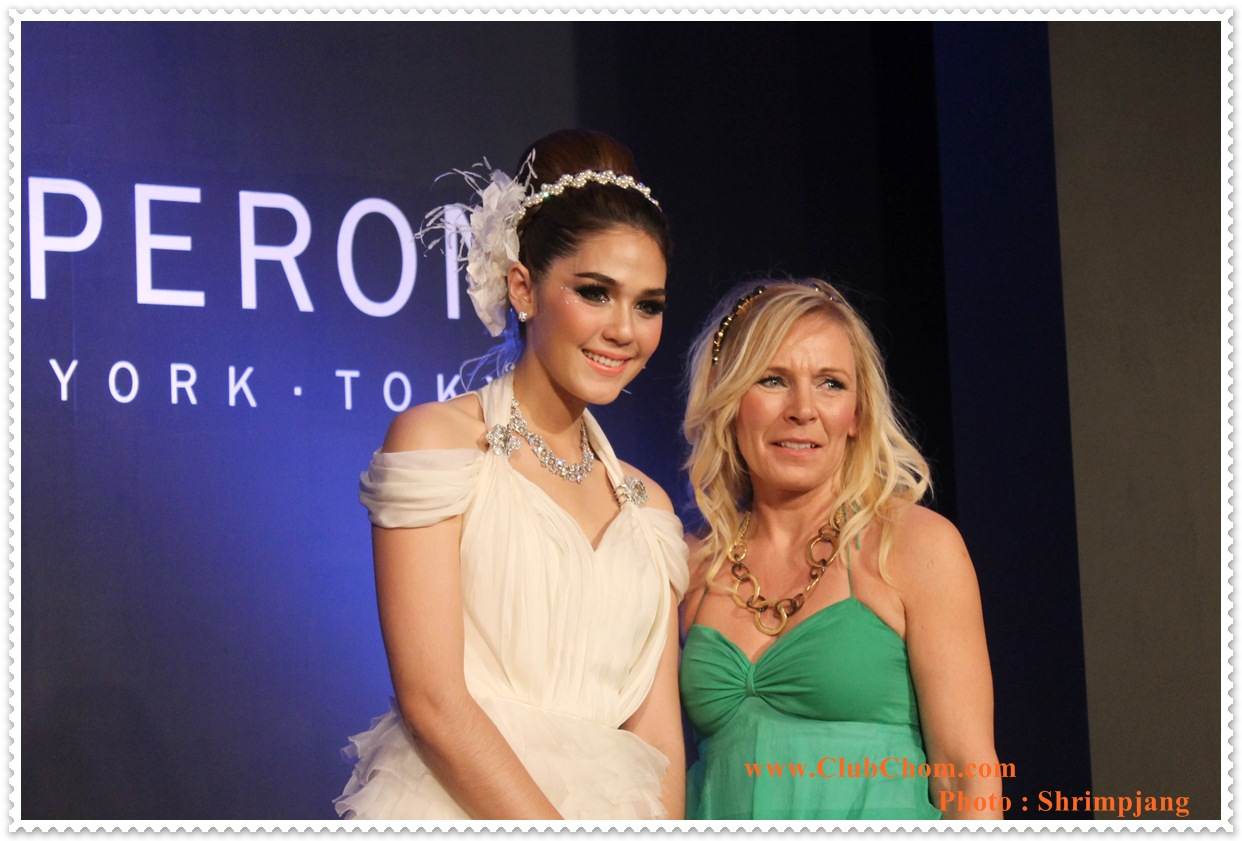 ชมพู่ อารยา  ในงาน  Evita Peroni Autumn 2012 Fashion Show