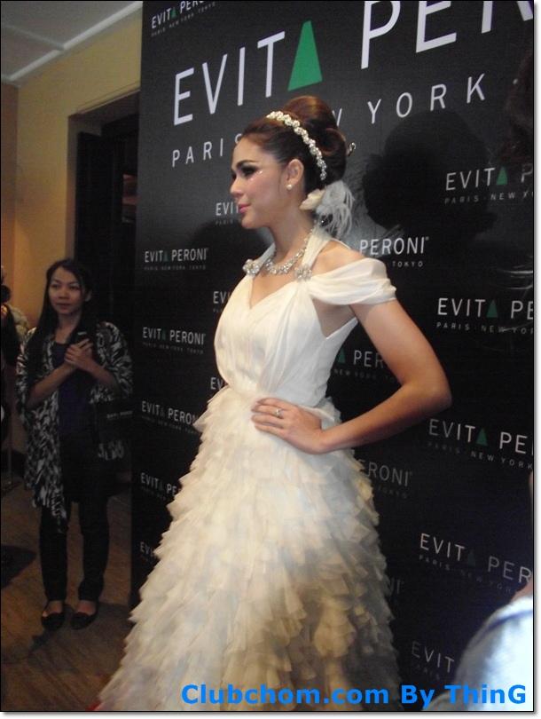 ชมพู่ อารยา  ในงาน  Evita Peroni Autumn 2012 Fashion Show