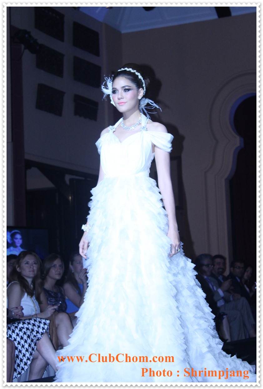 ชมพู่ อารยา  ในงาน  Evita Peroni Autumn 2012 Fashion Show
