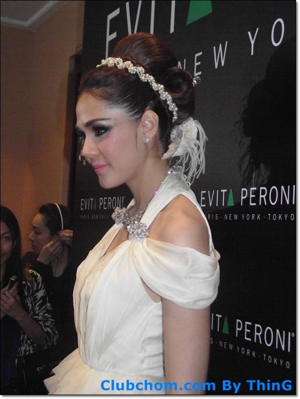 ชมพู่ อารยา  ในงาน  Evita Peroni Autumn 2012 Fashion Show
