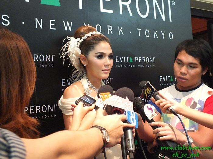 ชมพู่ อารยา  ในงาน  Evita Peroni Autumn 2012 Fashion Show