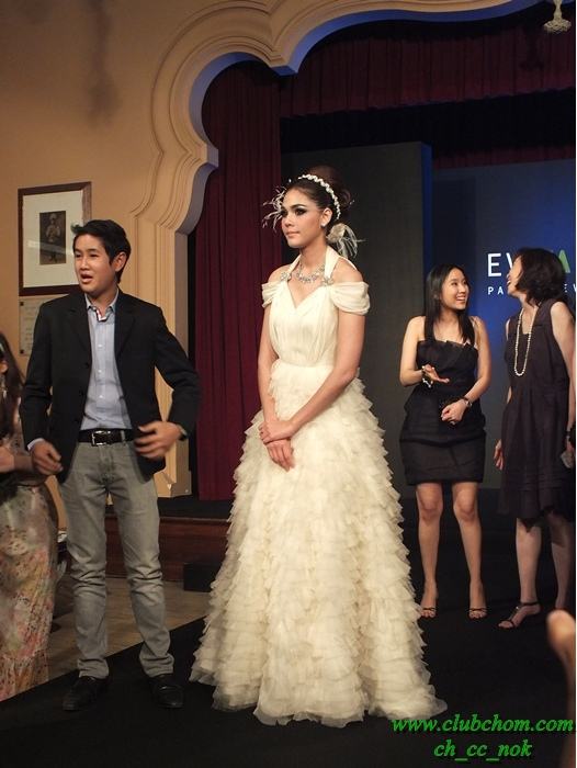ชมพู่ อารยา  ในงาน  Evita Peroni Autumn 2012 Fashion Show